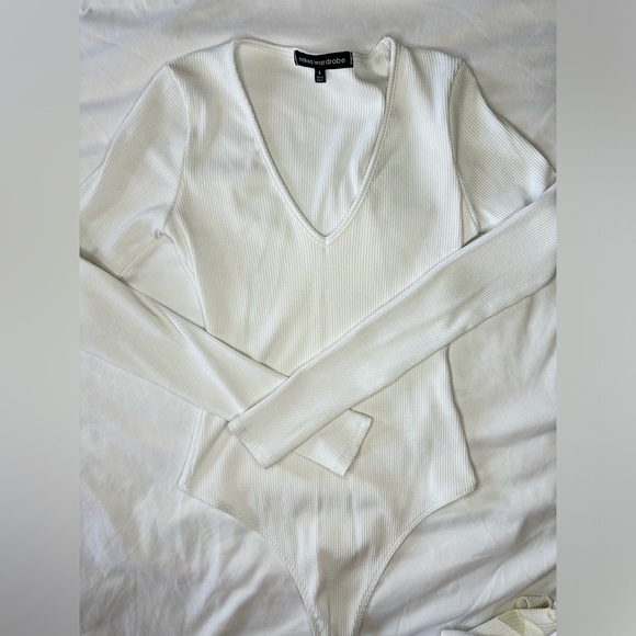 Naked Wardrobe V-Neck Long Sleeve White Bodysuit Size Small - Picture 2 of 2